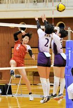 女子決勝・岩美－米子西　岩美は第３セットで烏田（２）がスパイクを決めて２－１とリードする＝鳥取産業体育館