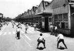 　昭和４０年代、広島県内の企業が昼休みに「エスキーテニス」をプレーしている様子（日本エスキーテニス連盟提供）