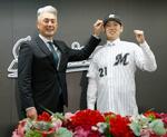 　ロッテへの入団会見で吉井監督（左）と記念写真に納まる石川柊＝１９日、ＺＯＺＯマリン