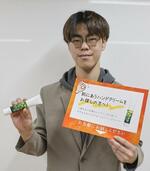摘果ミカンを有効活用したハンドクリームを開発した「オレンジまるごとプロジェクト」の鈴屋拓人さん。２０２４年５月