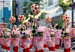 「山形花笠まつり」で紅花をあしらった花笠を手に舞を披露する踊り手＝５日夕、山形市