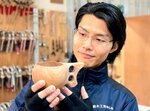 鑑賞用ではなく実際に使える実用品を作ることを重要視する表さん。「民芸の〝用の美〟に共感する」と語る＝鳥取市吉岡温泉町の工房