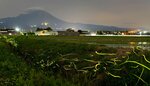 大山を望む田園で光跡を描くゲンジボタル＝２７日午後９時ごろ、米子市上新印（８秒露光、比較明合成）