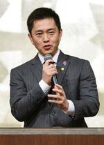 　日本維新の会の新代表に選出され、あいさつする共同代表の吉村洋文大阪府知事＝１日夜、大阪市内のホテル