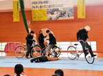 スタントマンによる自転車事故の実演