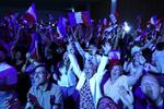 　フランス下院総選挙第１回投票の結果に歓声を上げる極右政党、国民連合の支持者＝６月３０日、エナンボモン（ロイター＝共同）