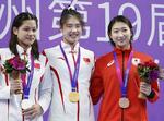 　競泳女子５０メートルバタフライで金メダルを獲得し、３位の池江璃花子（右）と写真に納まる中国の張雨霏（中央）＝９月２９日、杭州（共同）