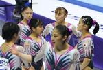 　女子団体総合で８位に終わった日本。奥右から２人目は宮田笙子＝アントワープ（共同）