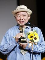　「ベストファーザー」に贈られるイエローリボン賞を受賞した鈴木おさむ＝東京都千代田区