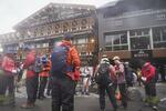 　富士山の山梨県側の登山道「吉田ルート」が山頂まで開通し、多くの登山客らでにぎわう５合目付近＝７月１日