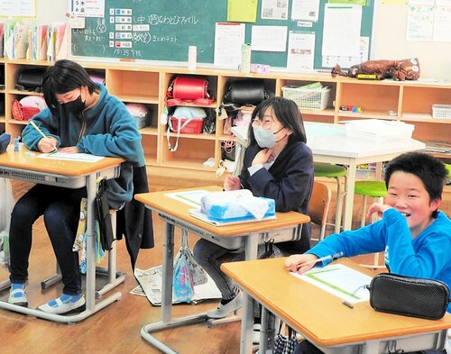 記事の書き方を学ぶ児童ら＝６日、新温泉町桐岡の照来小