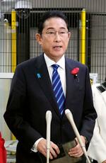 　取材に応じる岸田首相＝５日午後、東京都墨田区