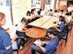 説明を聞きながらメモを取る部員ら＝９日、琴浦町八橋の山本おたふく堂