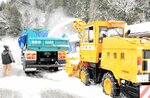 神戸市への配送に備え、積み込まれていく雪＝８日、新温泉町歌長のＪＡたじまみかた畜産事務所