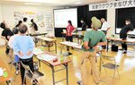 会合に合わせて体操を学ぶ生産者たち＝米子市大崎（ＪＡ鳥取西部提供）