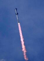 　米テキサス州にあるスペースＸの施設から打ち上げられる、開発中の大型宇宙船「スターシップ」を搭載したロケット「スーパーヘビー」＝１４日（ＡＰ＝共同）
