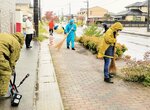 会社周辺の清掃や草刈りを行う社員