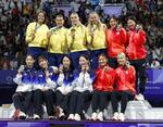 　フェンシング女子サーブル団体の表彰式で金メダルのウクライナ（上段の左側４人）、銀メダルの韓国（下段の左側４人）と写真に納まる銅メダルの日本。上段右から高嶋理紗、福島史帆実、下段右から江村美咲、尾崎世梨＝パリ（共同）