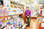 文化の拠点として親しまれ、昨年４月に４３年の歴史に幕を下ろした定有堂書店と店主の奈良さん＝２０２２年１０月