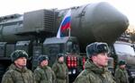 　ロシア軍の大陸間弾道ミサイル（ＩＣＢＭ）「ヤルス」と兵士ら＝２０２２年２月、モスクワ近郊（タス＝共同）
