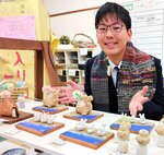 授業で作った陶器の人形を紹介する中西さん＝１６日、鳥取市伏野の白兎養護学校