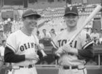 　１９７０年７月のオールスター第１戦で王貞治さん（左）と写真に収まる張本勲さん。このシーズンに残した打率３割８分３厘４毛は阪神のバース（３割８分９厘）に抜かれるまで１６年間もプロ野球記録だった＝神宮