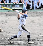 準決勝・八頭―境　境は二回２死一、二塁から進が右翼線に勝ち越しの二塁打を放つ＝ヤマタスポーツパーク野球場