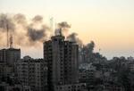 　イスラエル軍の攻撃で、煙が立ち上るパレスチナ自治区ガザ市＝７日（ロイター＝共同）