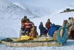 　イヌイットと触れ合う植村直己さん（左端奥）＝１９７３年５月、北極圏のグリーンランド