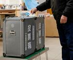　衆院長崎４区補欠選挙で投票する有権者。投票率は過去最低だった＝２２日午前、長崎県佐世保市