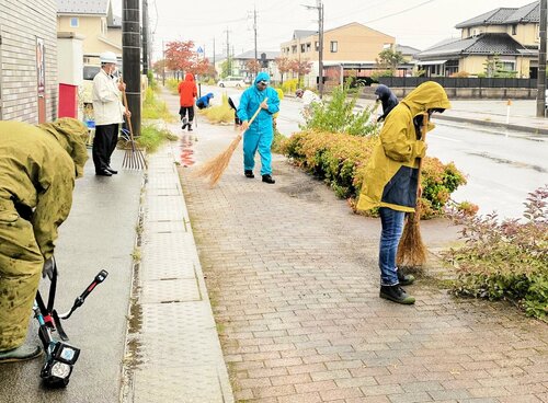 会社周辺の清掃や草刈りを行う社員