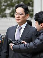 　５日、無罪判決の後、韓国・ソウル中央地裁を出るサムスン電子の李在鎔会長（共同）