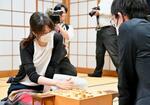 　プロ棋士編入試験５番勝負の第２局で、山川泰熙四段（手前）に敗れた西山朋佳女流三冠＝２日午後、東京都渋谷区の将棋会館