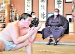 横綱昇進後に訪れた母校で後輩の稽古を見守る照ノ富士（右）＝２０２１年１０月、鳥取城北高相撲場