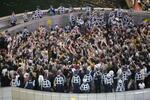 　阪神がリーグ優勝を決め、大阪・ミナミの戎橋に集まった大勢の人たち＝９月