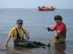　ビザなし交流で父の幸雄さん（左）と国後島ケラムイを訪れた久保浩昭さん＝２０１４年８月（本人提供）