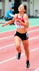 女子２００㍍決勝を県新記録となる２４秒３５で制し、１００㍍に続き２冠を達成した前田さくら＝ヤマタスポーツパーク陸上競技場
