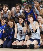 　バレーボール女子１次リーグでケニアに勝利し涙ぐむ古賀紗理那（前列中央）＝３日、パリ（共同）