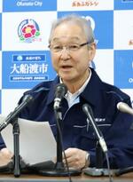 　岩手県大船渡市役所で山林火災の鎮圧を宣言をする渕上清市長＝９日午後