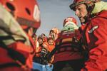 　海難事故に遭った移民の救出に当たるスペインの非営利団体の関係者ら＝２月、リビア沖の地中海（ゲッティ＝共同）