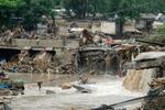 　豪雨の影響で川の堤防が決壊した地区＝１日、北京（共同）