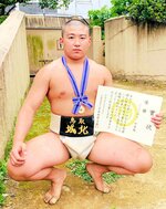 ジュニア男子中量級で優勝した三橋条ノ真＝靖国神社相撲場