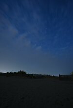 雲の中にうっすらと星が見える鳥取砂丘上空（６日午後８時１４分撮影）