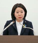 　記者会見する自見沖縄北方相＝２２日午前、国会