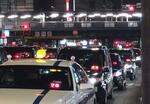 　タクシー不足とされる午前０時台にＪＲ新橋駅前で客待ちをするタクシー＝６日、東京都港区