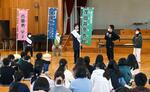 　「給食大臣」を決める模擬選挙で、応援演説を行う児童ら＝６日、東京都多摩市の市立大松台小
