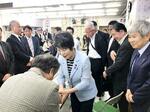 　静岡市で有権者と握手する上川外相（中央）＝１１日午前