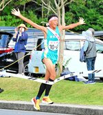 男子の倉吉東はアンカー上田が逆転してフィニッシュする＝東郷運動公園周回コース