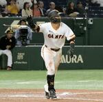 　１２回巨人１死二塁、吉川が右越えにサヨナラ二塁打を放つ＝東京ドーム