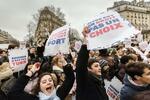　自殺ほう助合法化などへの反対を訴え、パリで行われたデモ。「看護は殺すことではない」「生きることは権利で、選択の余地はない」とのスローガンが掲げられた＝２０２４年１月（撮影・沢田博之、共同）